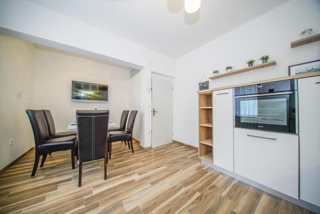 Apartment Mate *